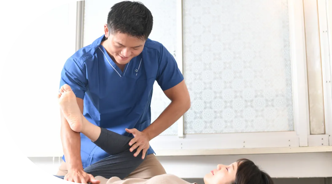 痛みの根本原因に基づく施術を行う接骨院の様子