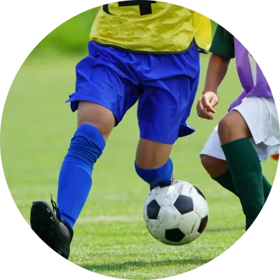 サッカー中に怪我をした子どもの写真