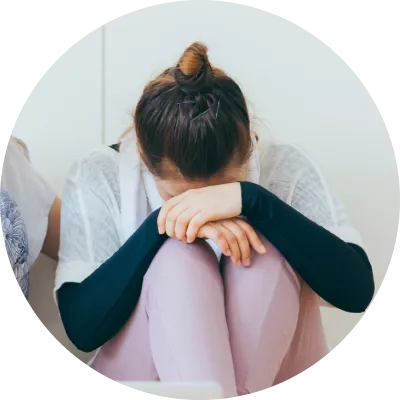 手術を避けたいと悩む女性の写真