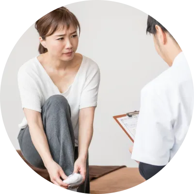 足の痛みで診察を受ける女性の様子