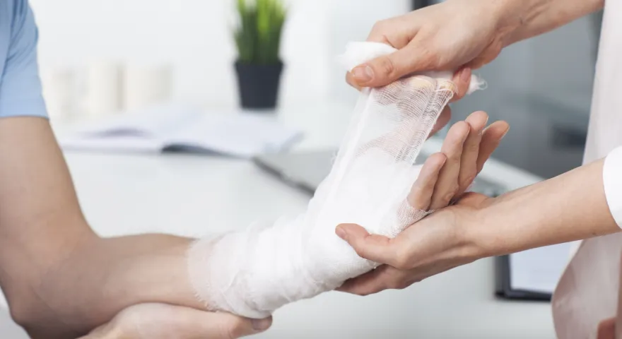 ギプス固定など正確なケガの処置をする様子